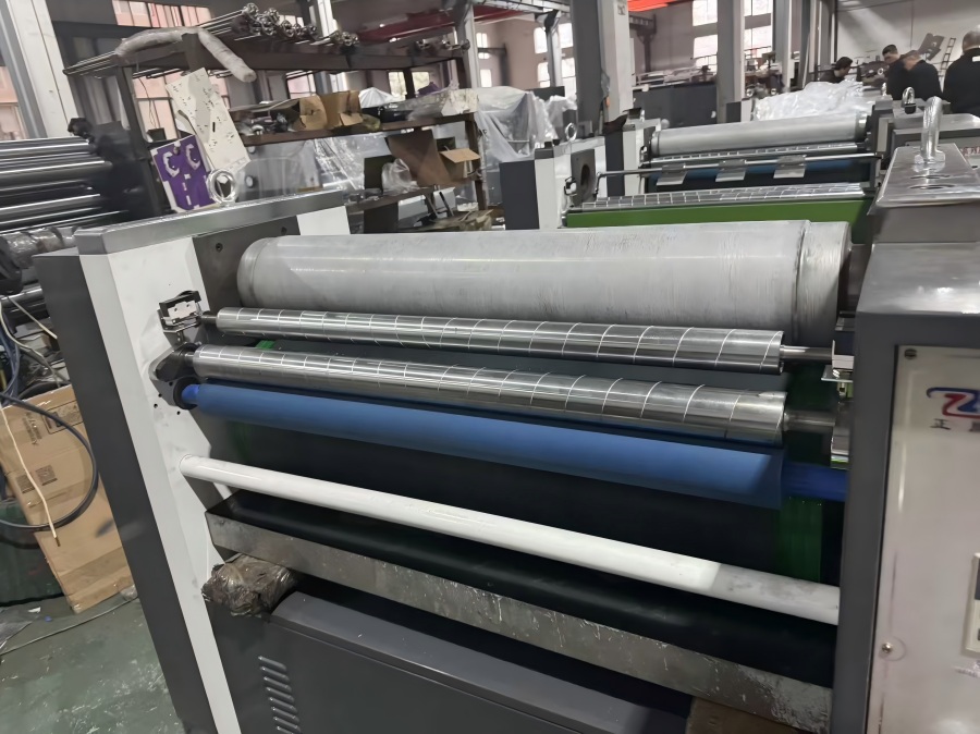 Индустриалната релефна машина YF-920C на NEW STAR е в производство!